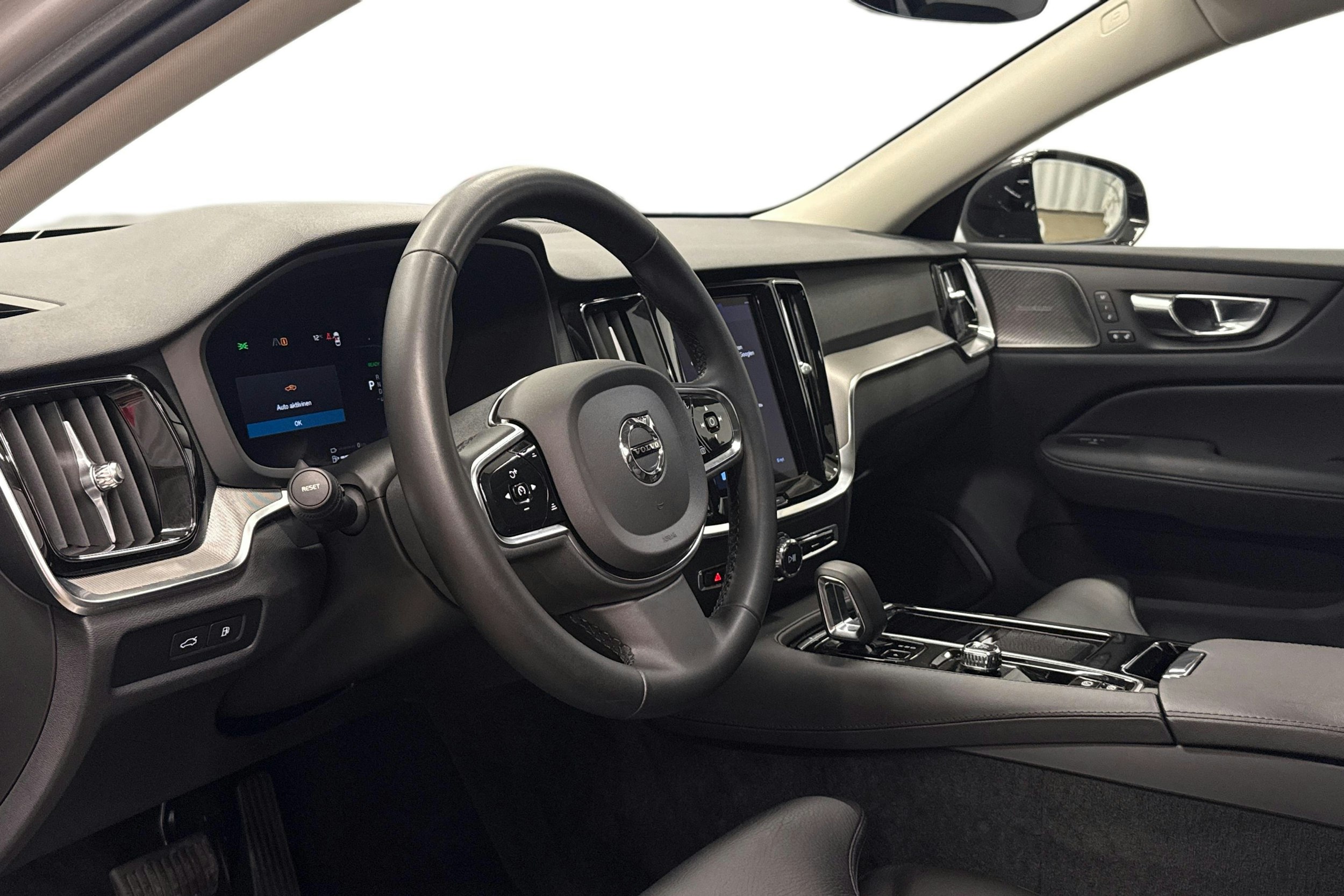 harmaa Volvo V60 2023 kuva 7.