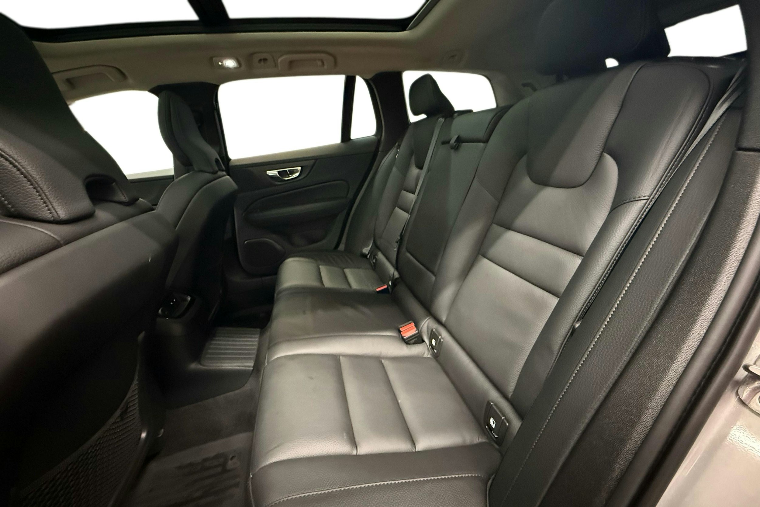 harmaa Volvo V60 2023 kuva 10.