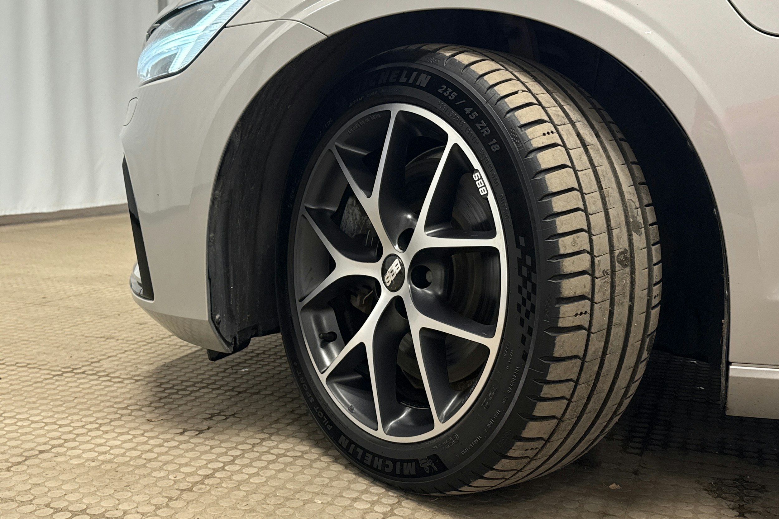 harmaa Volvo V60 2023 kuva 11.