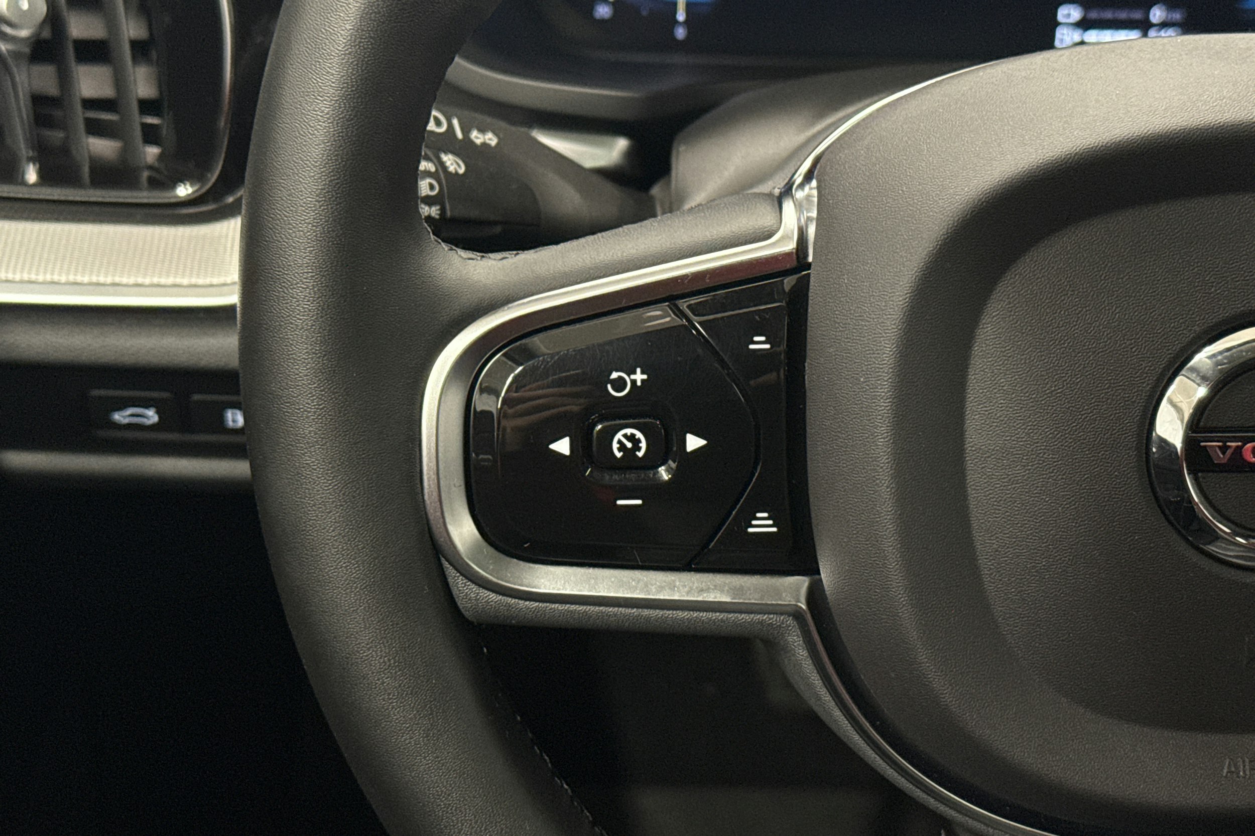 harmaa Volvo V60 2023 kuva 15.