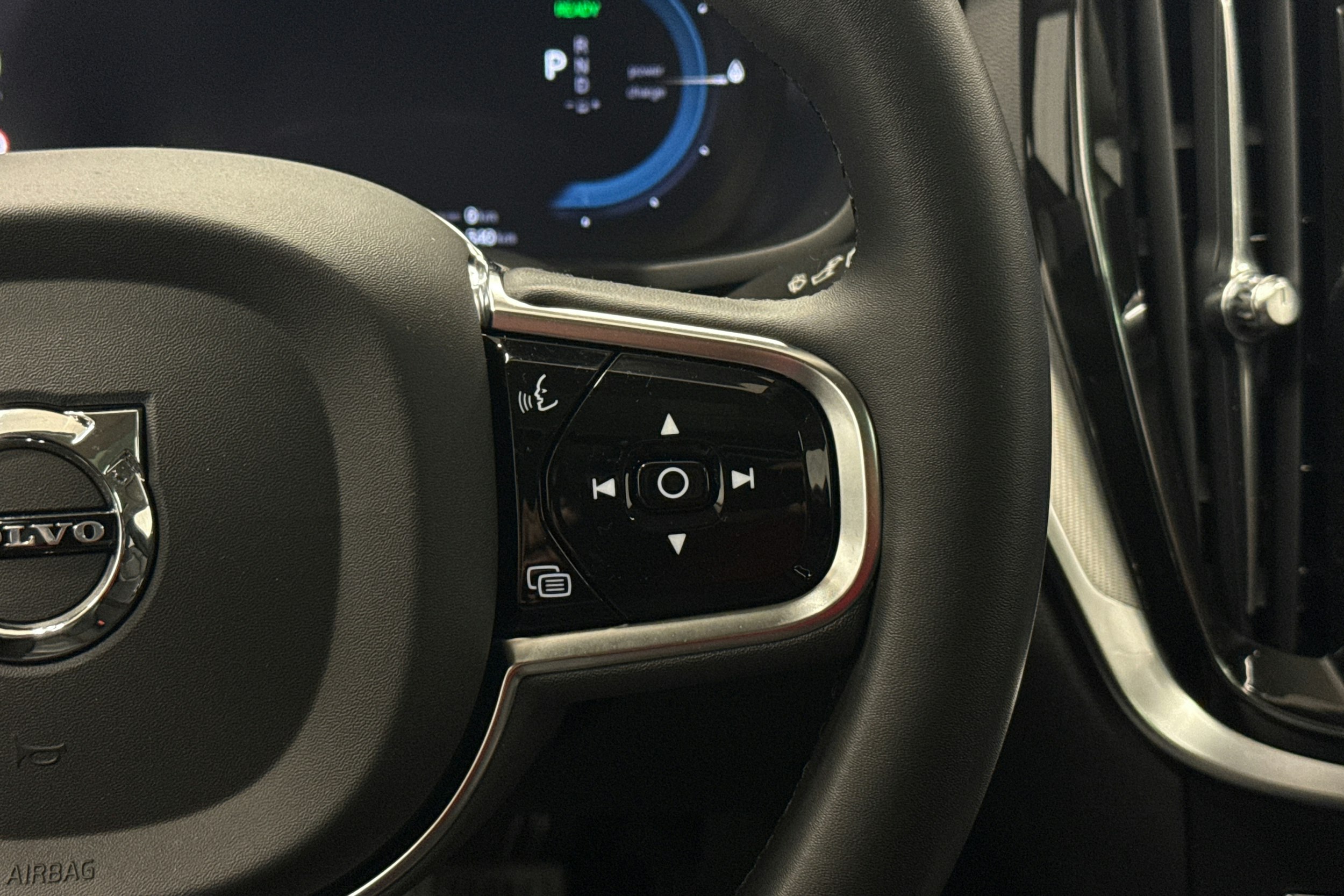 harmaa Volvo V60 2023 kuva 16.