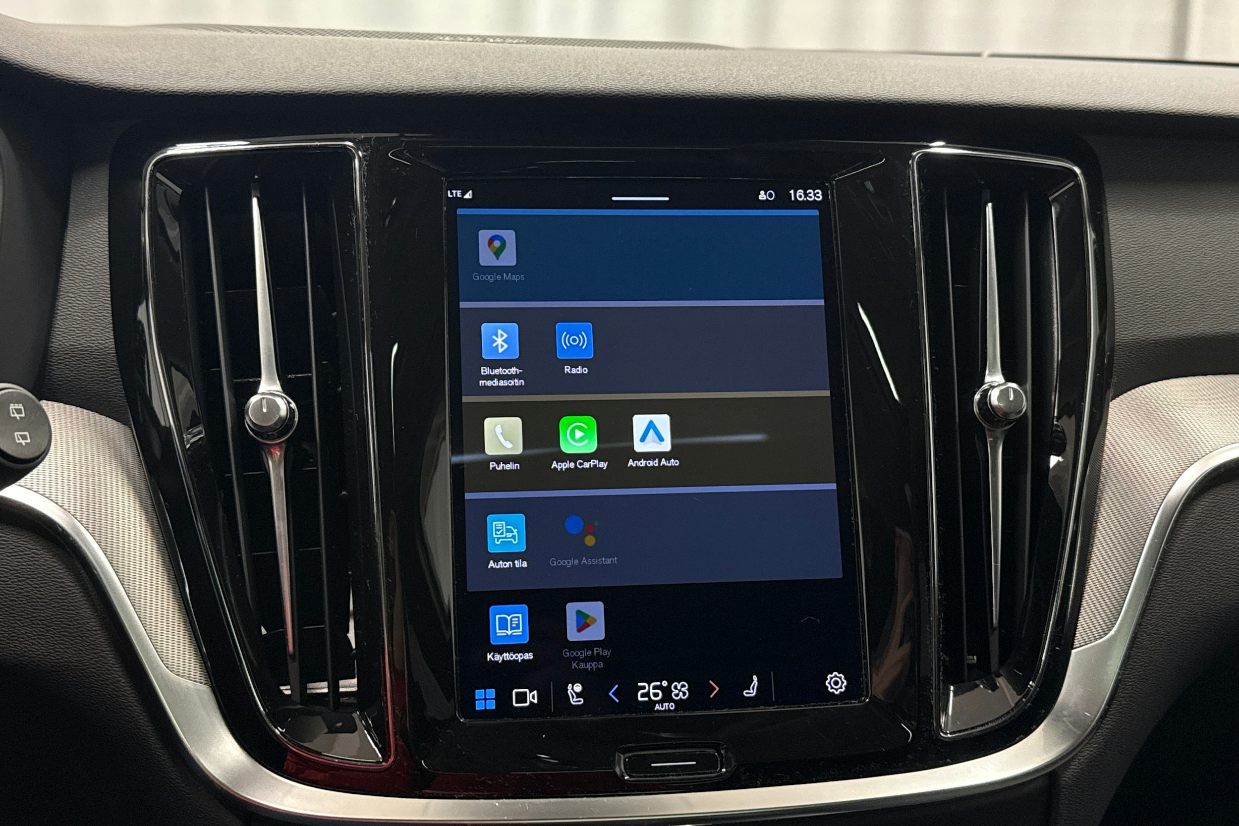 harmaa Volvo V60 2023 kuva 18.