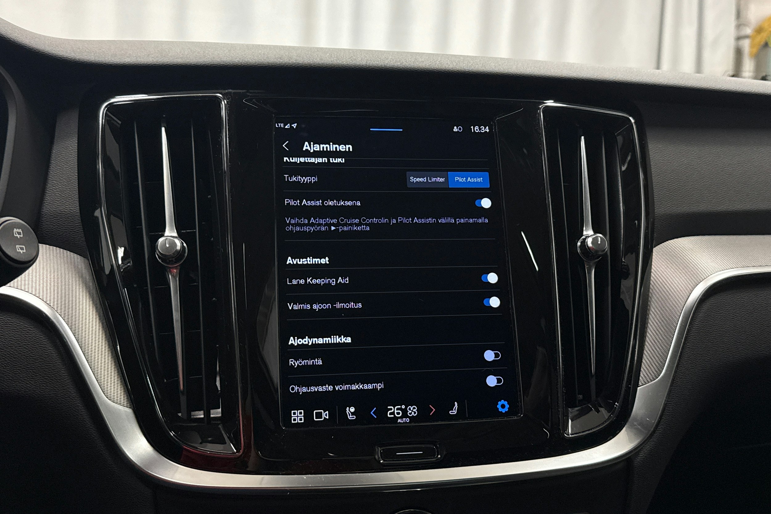 harmaa Volvo V60 2023 kuva 19.