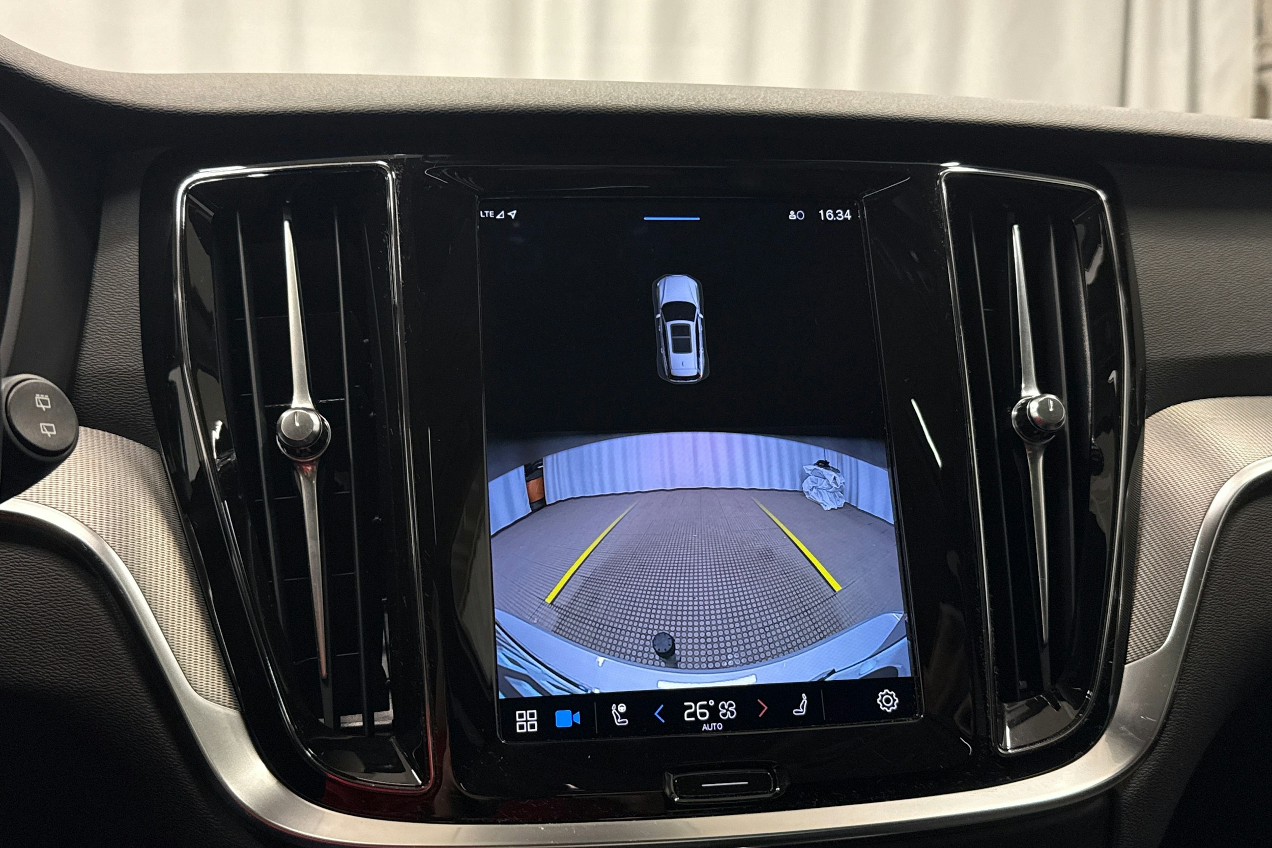 harmaa Volvo V60 2023 kuva 20.