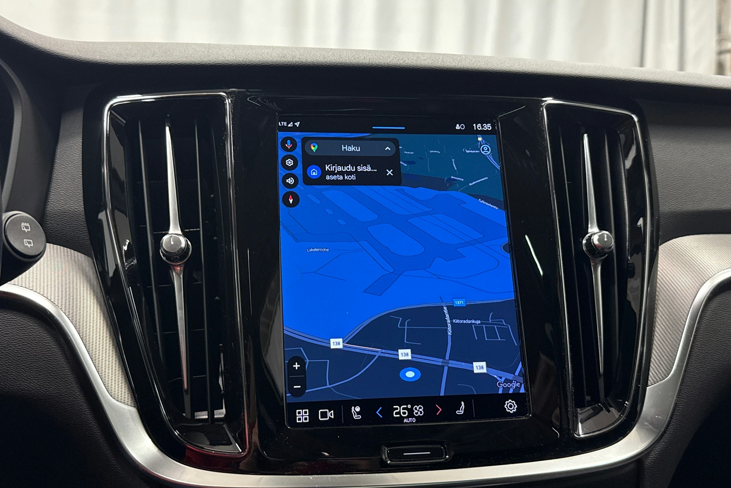 harmaa Volvo V60 2023 kuva 22.