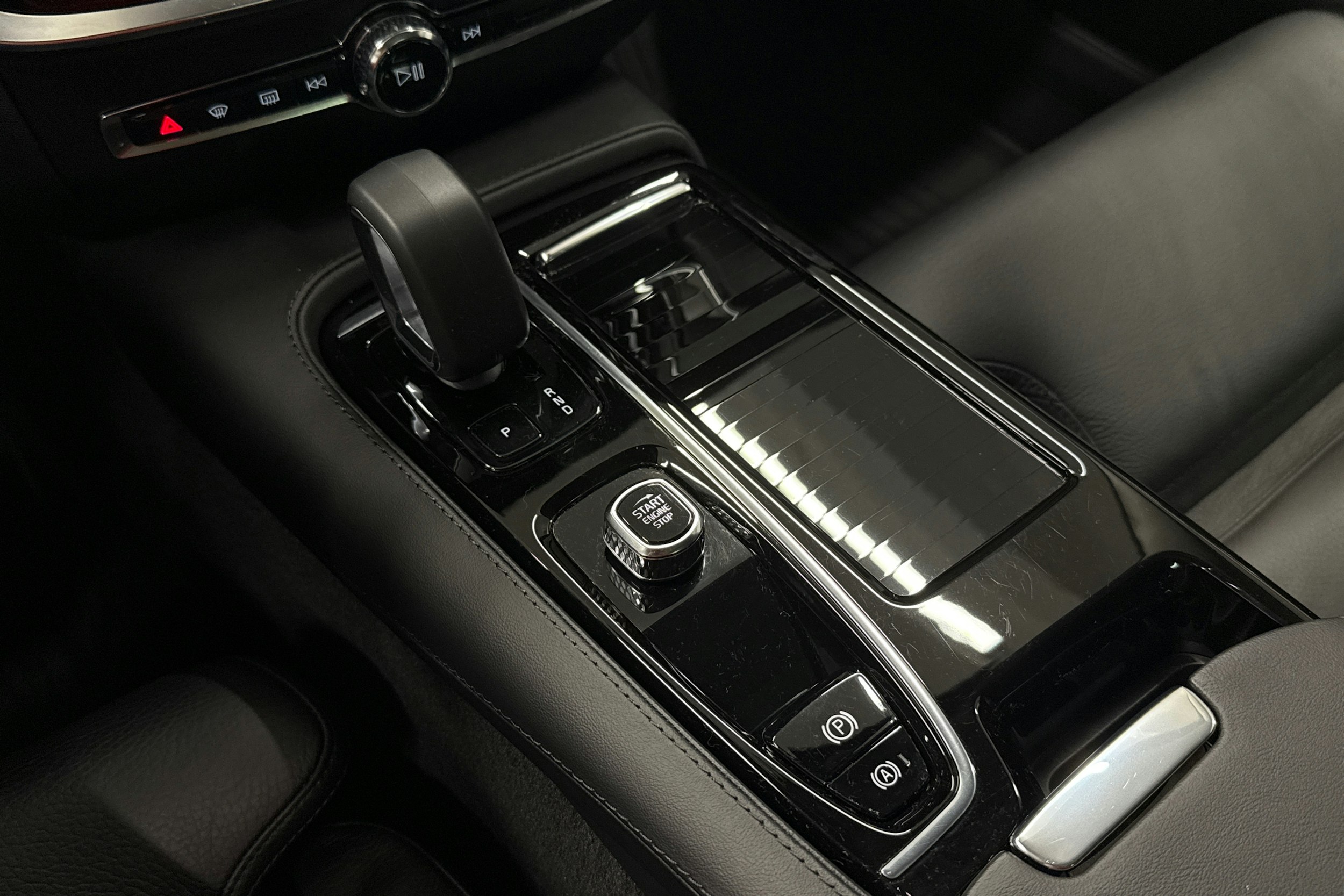 harmaa Volvo V60 2023 kuva 23.