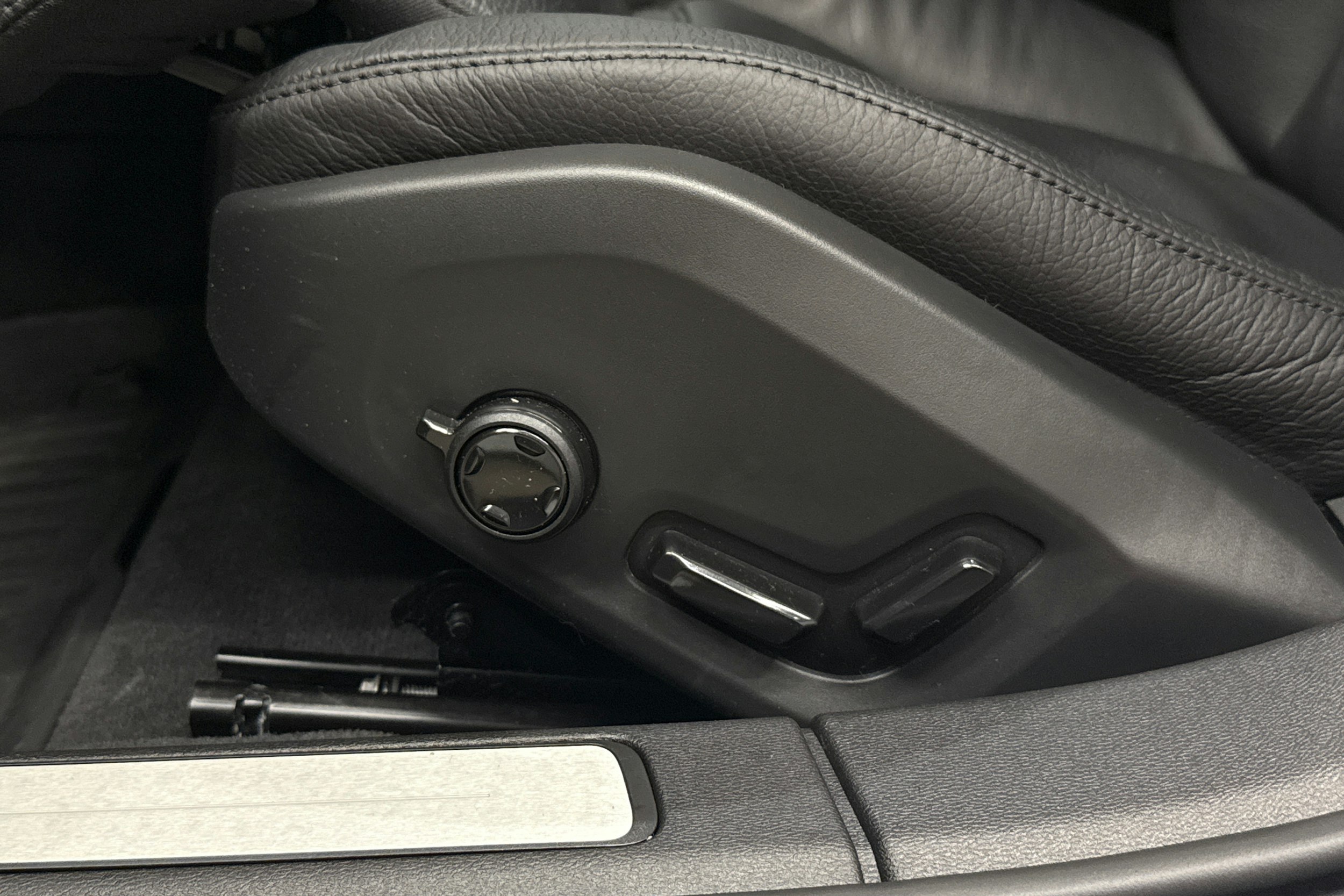 harmaa Volvo V60 2023 kuva 26.