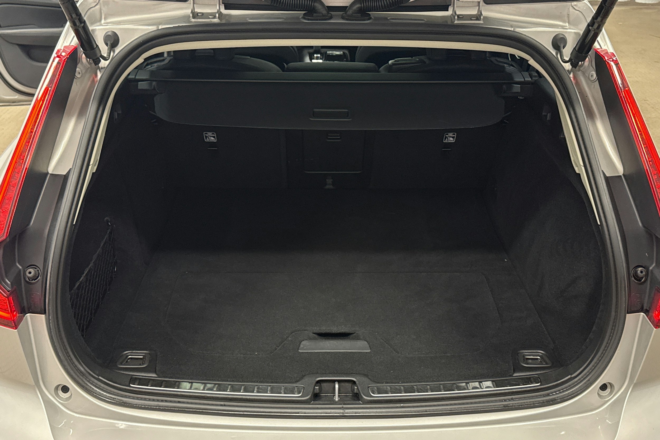 harmaa Volvo V60 2023 kuva 27.