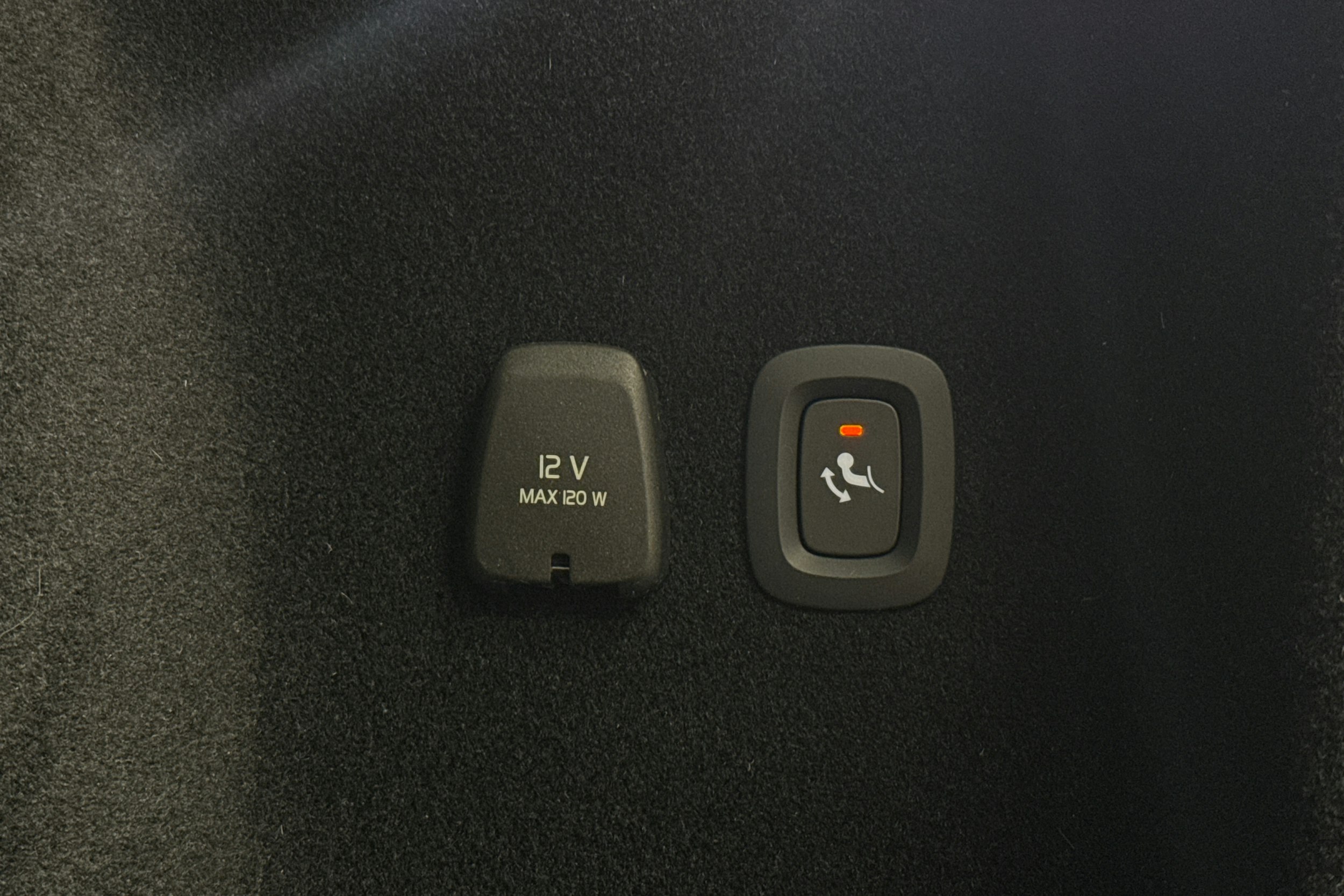 harmaa Volvo V60 2023 kuva 28.