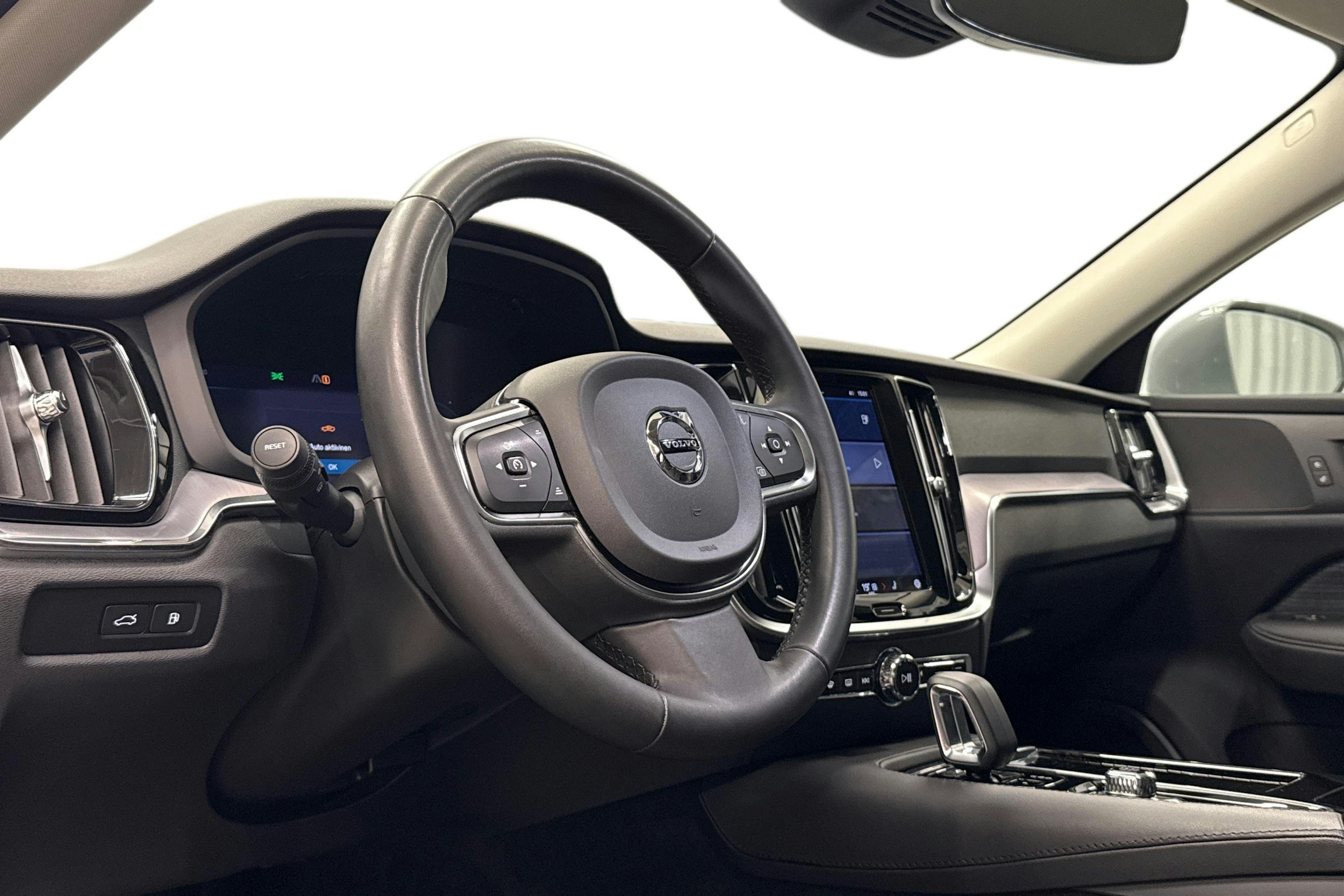 harmaa Volvo V60 2023 kuva 7.