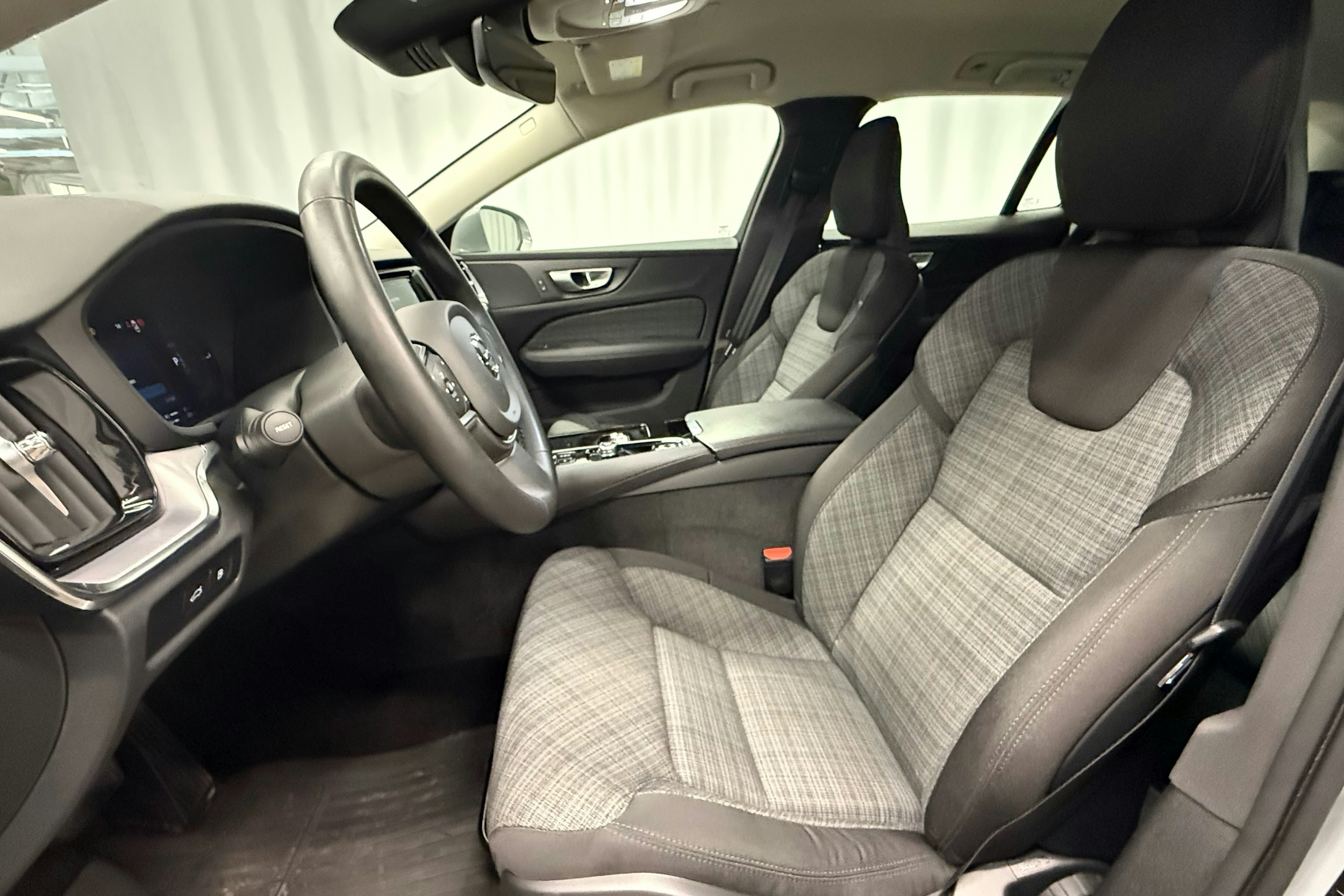 harmaa Volvo V60 2023 kuva 23.