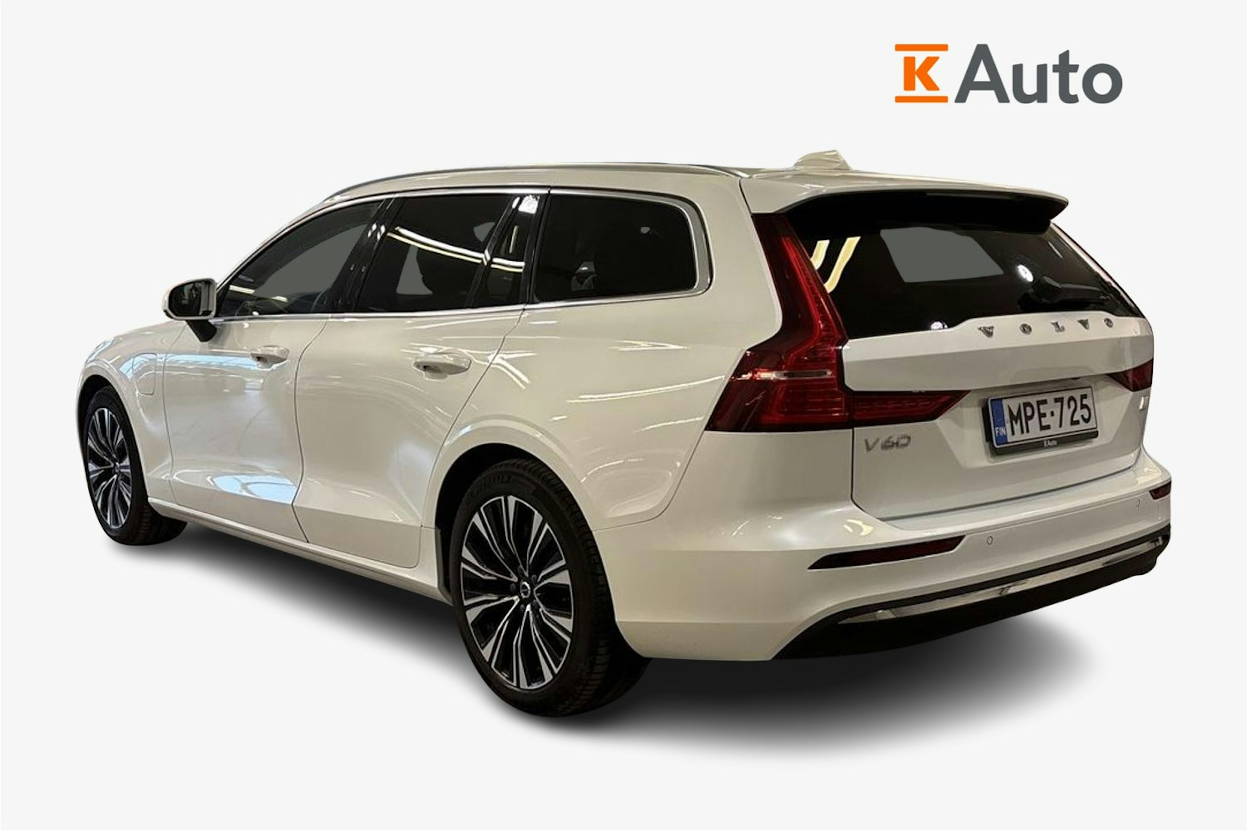 Valkoinen Volvo V60 2023 kuva 2.
