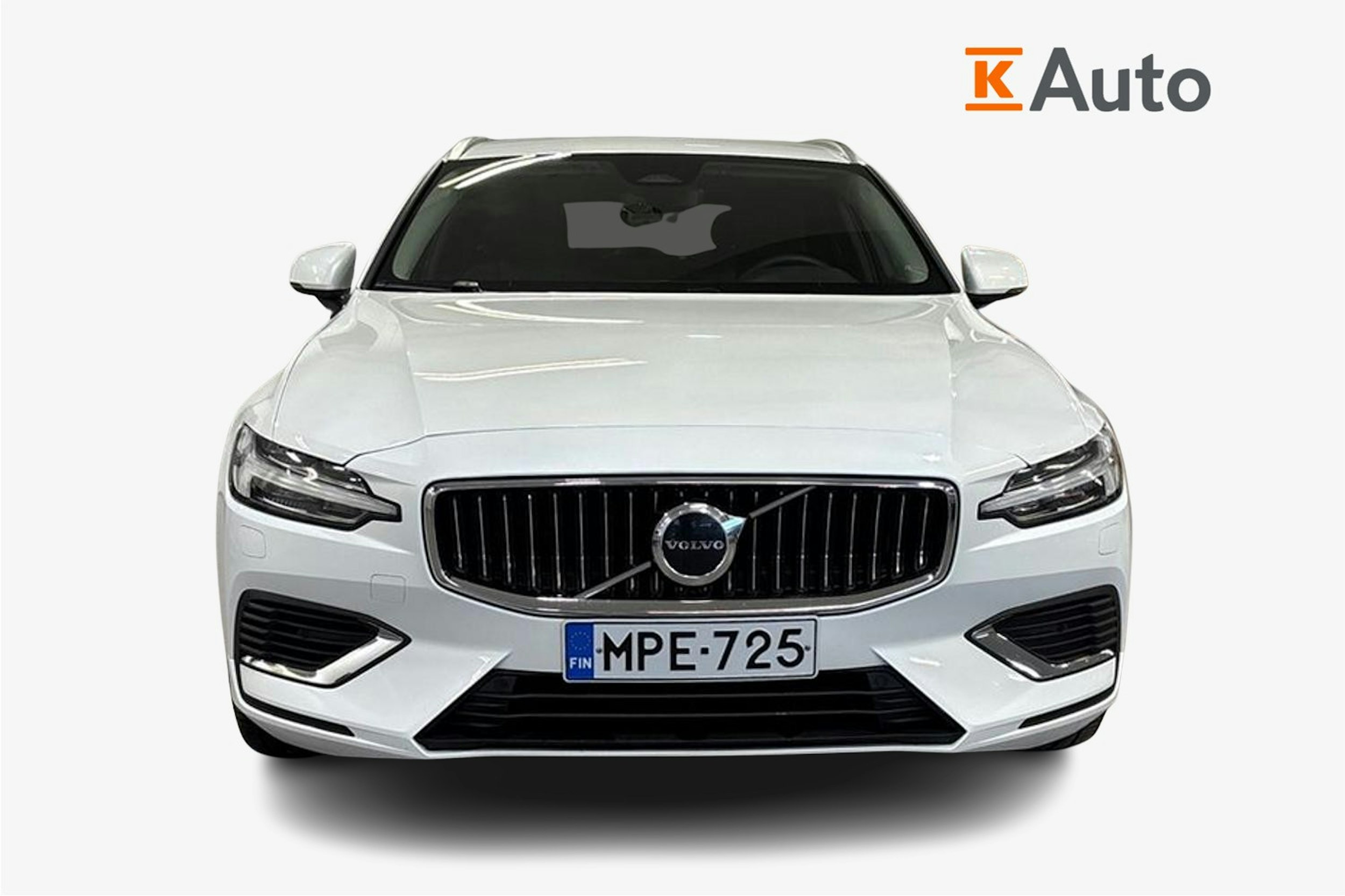 Valkoinen Volvo V60 2023 kuva 5.