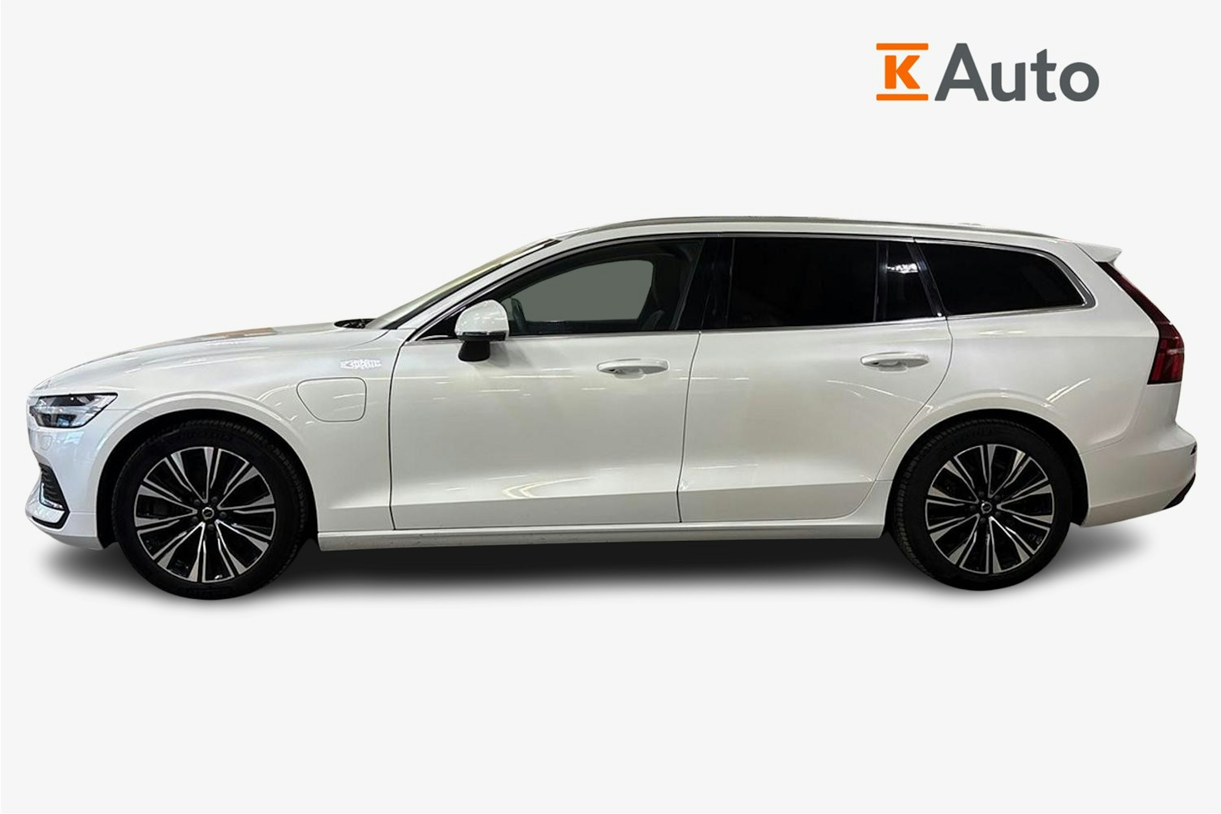 Valkoinen Volvo V60 2023 kuva 6.