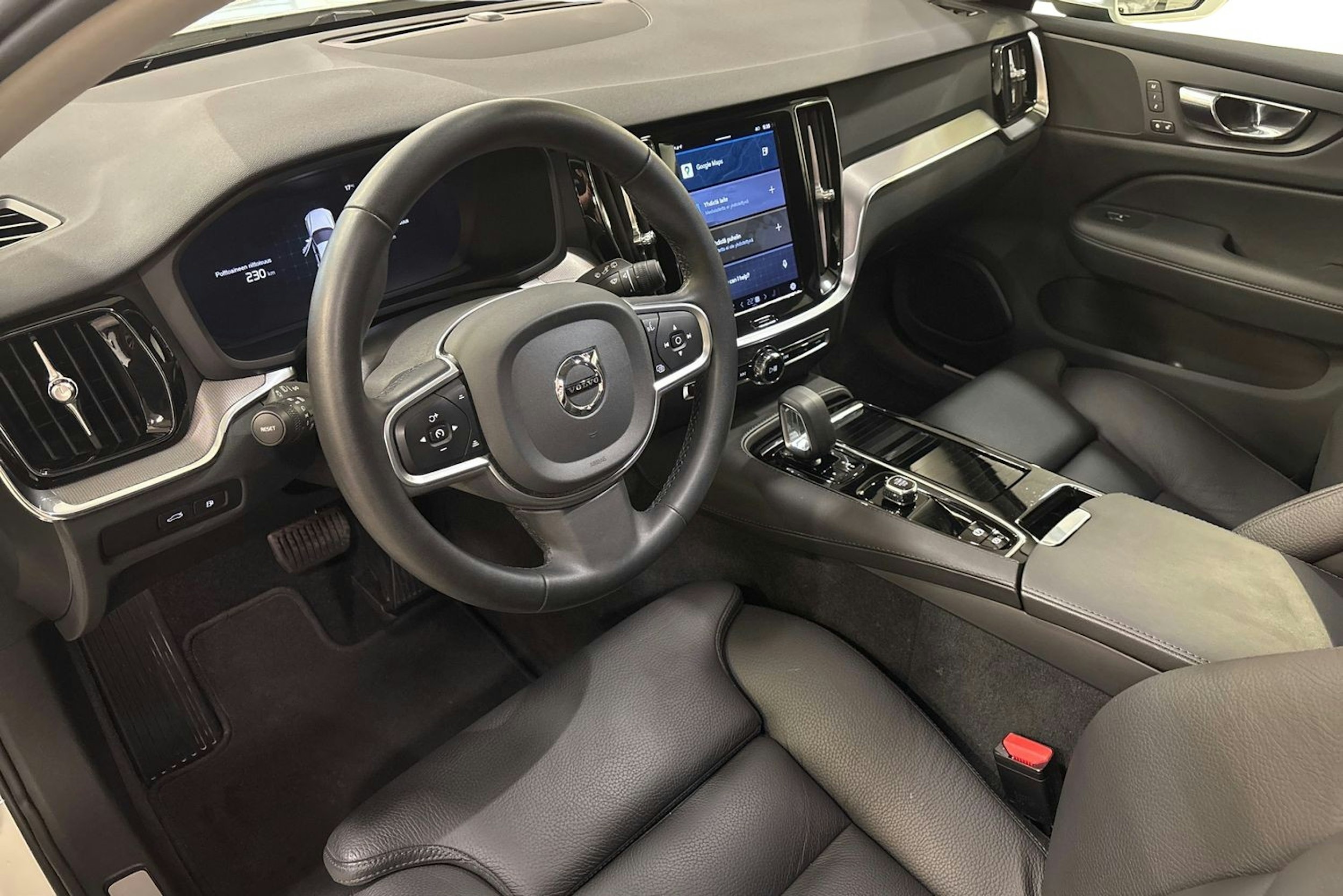Valkoinen Volvo V60 2023 kuva 7.