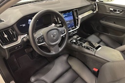 Valkoinen Volvo V60 2023 kuva 7.