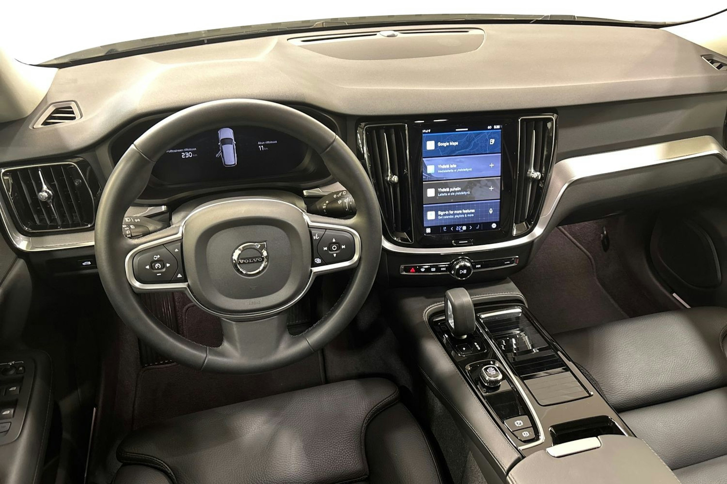 Valkoinen Volvo V60 2023 kuva 9.