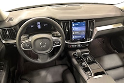 Valkoinen Volvo V60 2023 kuva 9.