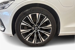 Valkoinen Volvo V60 2023 kuva 11.