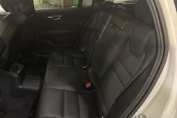 Valkoinen Volvo V60 2023 kuva 14.