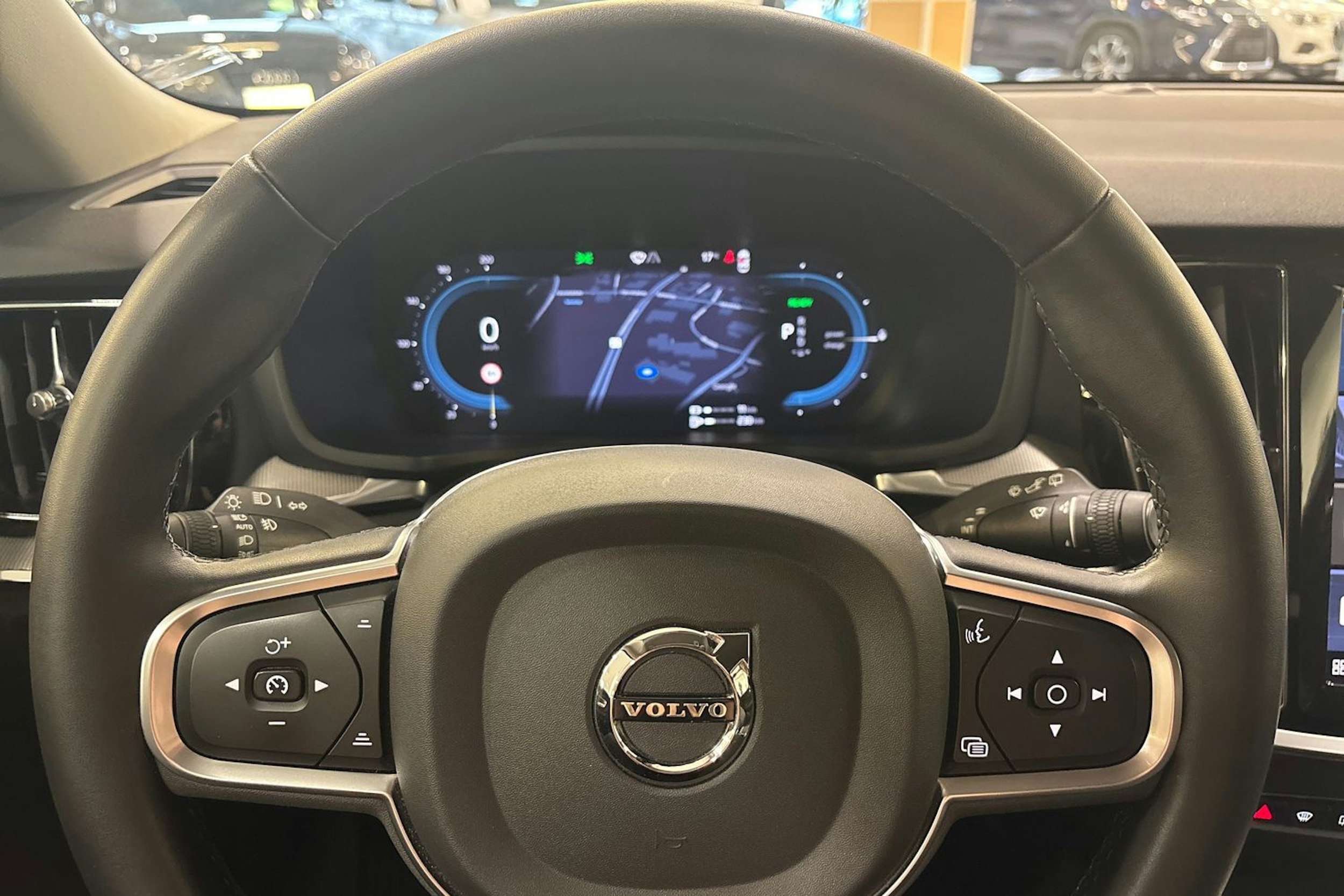 Valkoinen Volvo V60 2023 kuva 15.