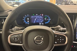 Valkoinen Volvo V60 2023 kuva 15.