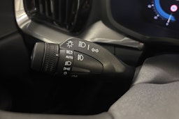 Valkoinen Volvo V60 2023 kuva 17.