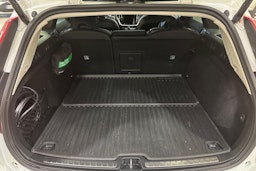 Valkoinen Volvo V60 2023 kuva 22.