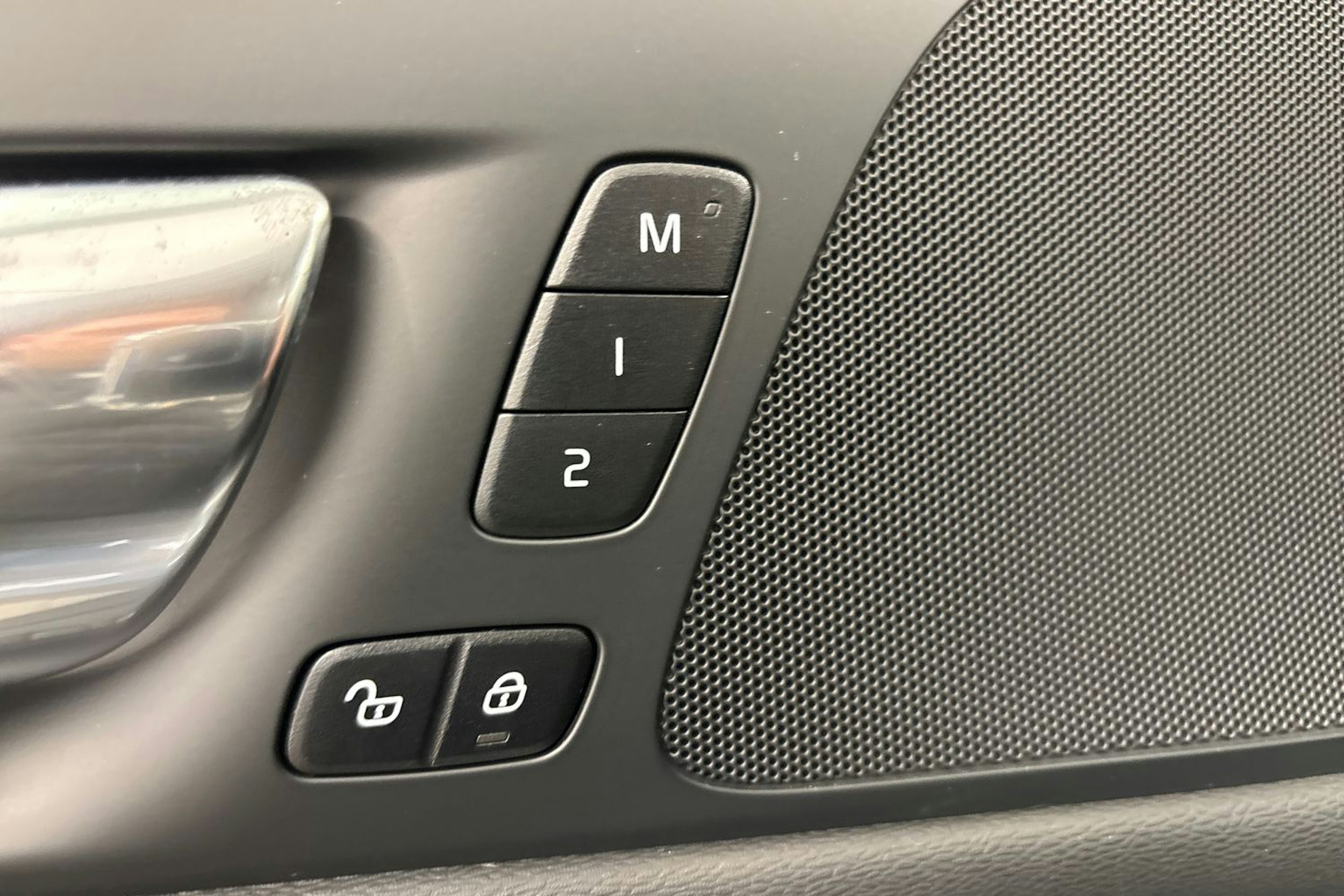 met. sininen Volvo V60 2023 kuva 17.