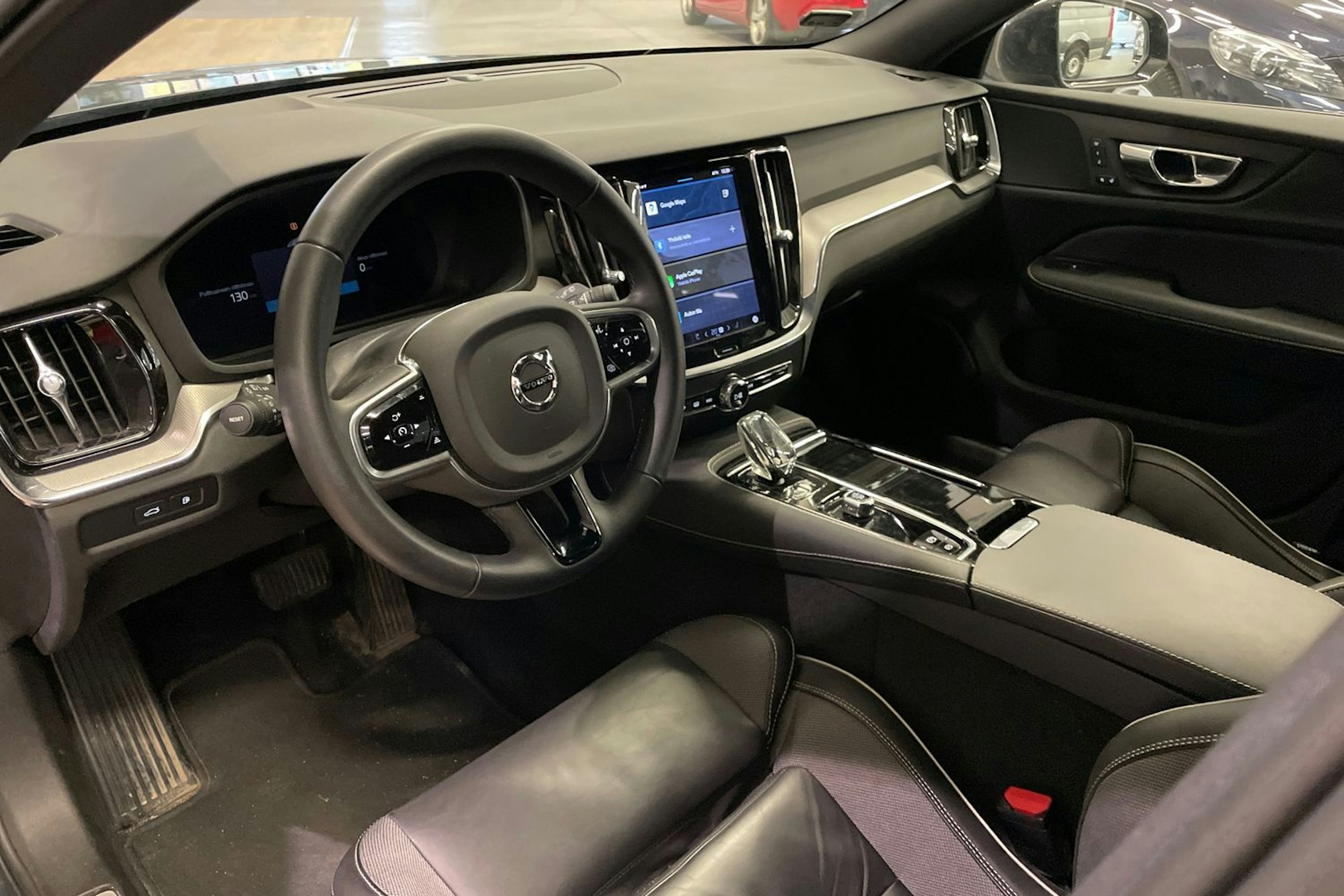 sininen Volvo V60 2023 kuva 3.
