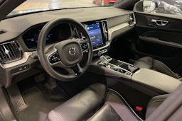 sininen Volvo V60 2023 kuva 3.