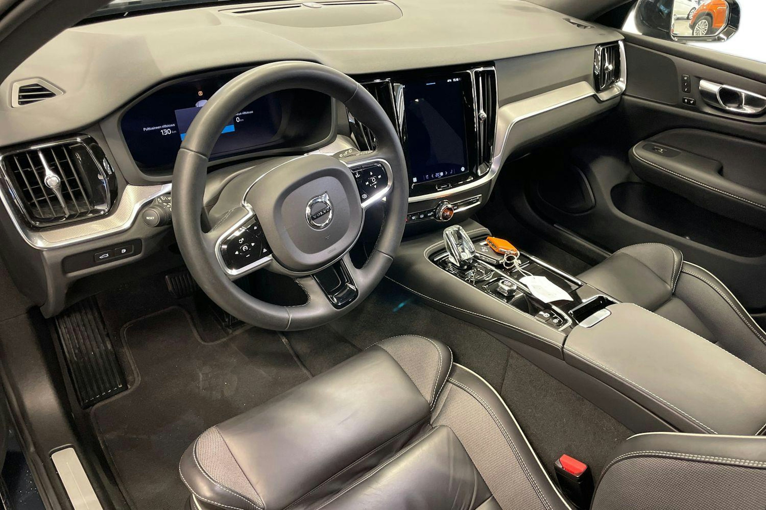 sininen Volvo V60 2023 kuva 7.