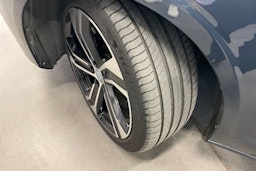 sininen Volvo V60 2023 kuva 13.