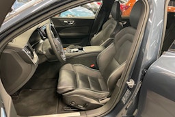 sininen Volvo V60 2023 kuva 14.