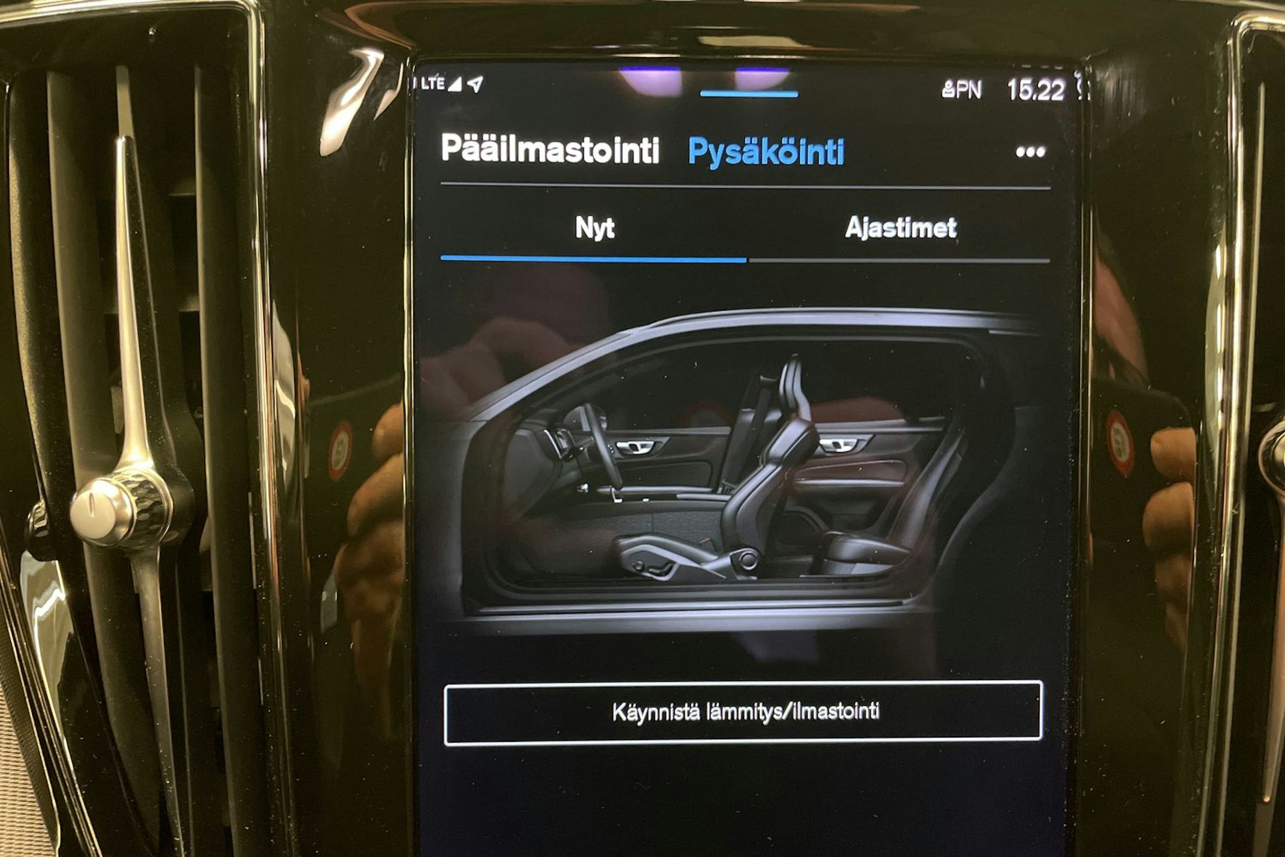 sininen Volvo V60 2023 kuva 20.