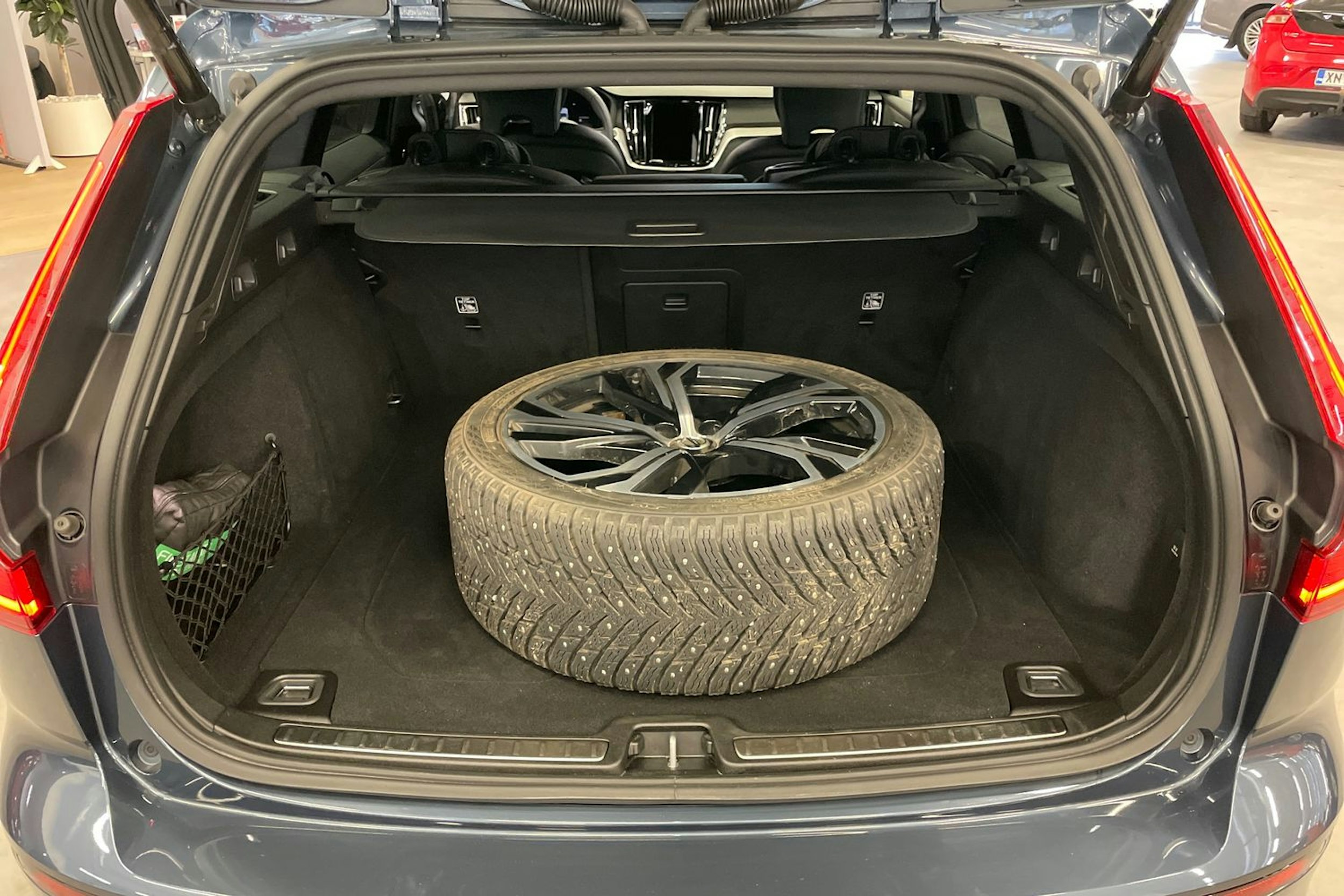 sininen Volvo V60 2023 kuva 22.