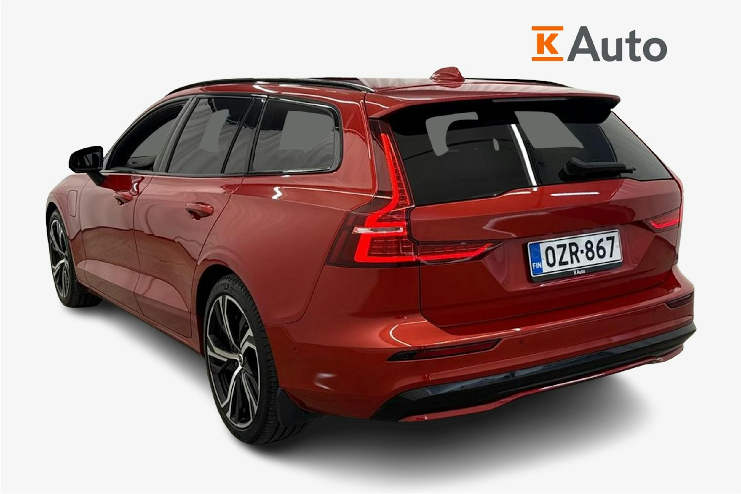 punainen Volvo V60 2023 kuva 2.