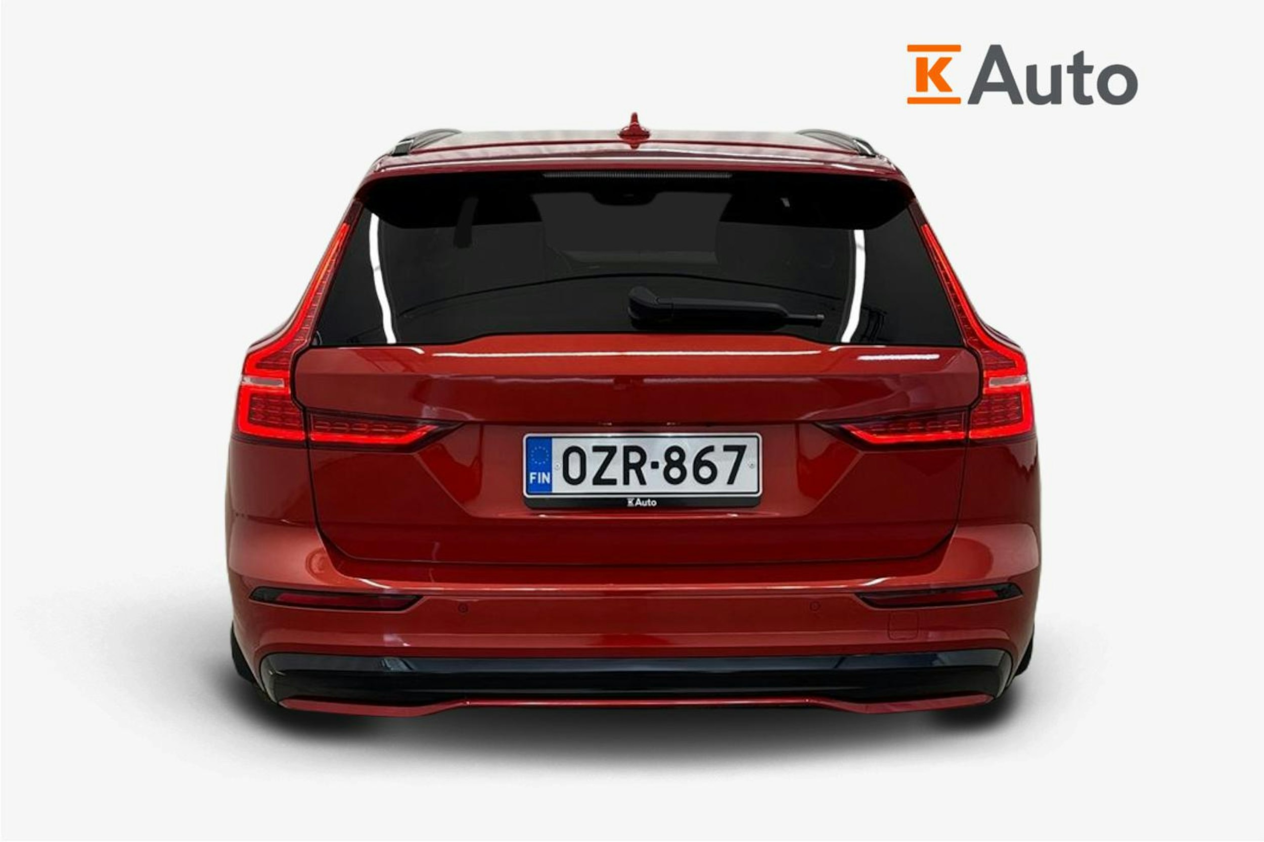 punainen Volvo V60 2023 kuva 3.