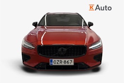 punainen Volvo V60 2023 kuva 5.