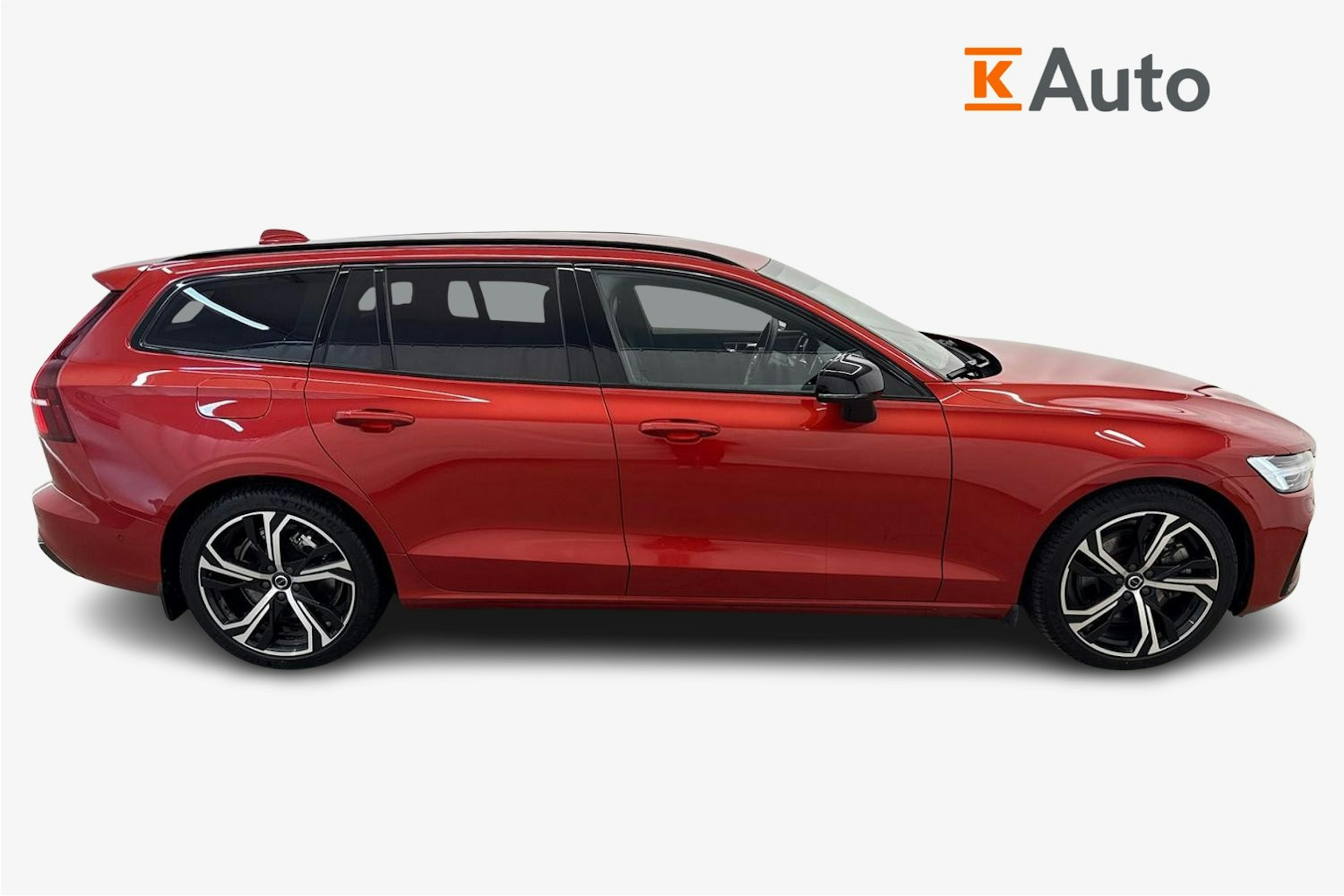 punainen Volvo V60 2023 kuva 6.