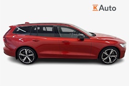 punainen Volvo V60 2023 kuva 6.