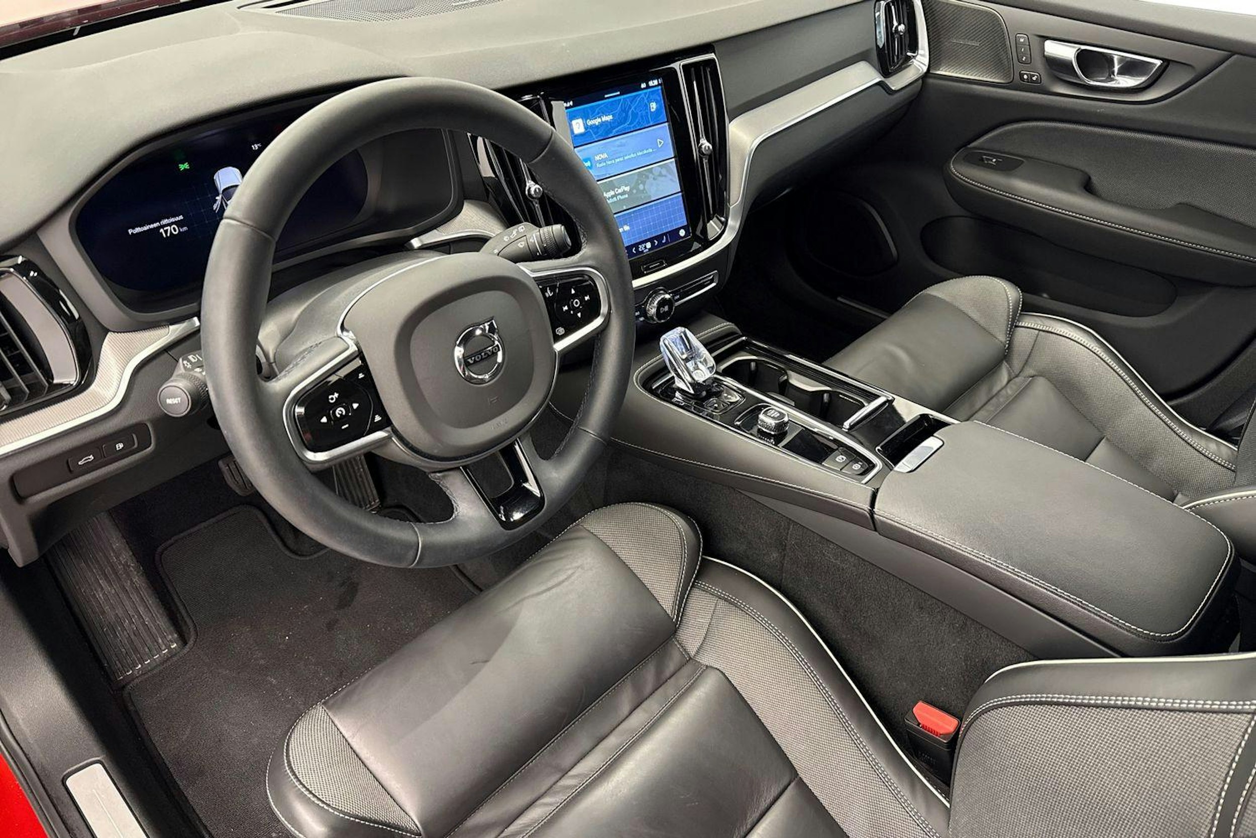 punainen Volvo V60 2023 kuva 7.
