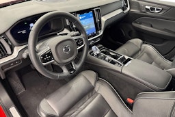punainen Volvo V60 2023 kuva 7.