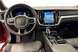 punainen Volvo V60 2023 kuva 9.