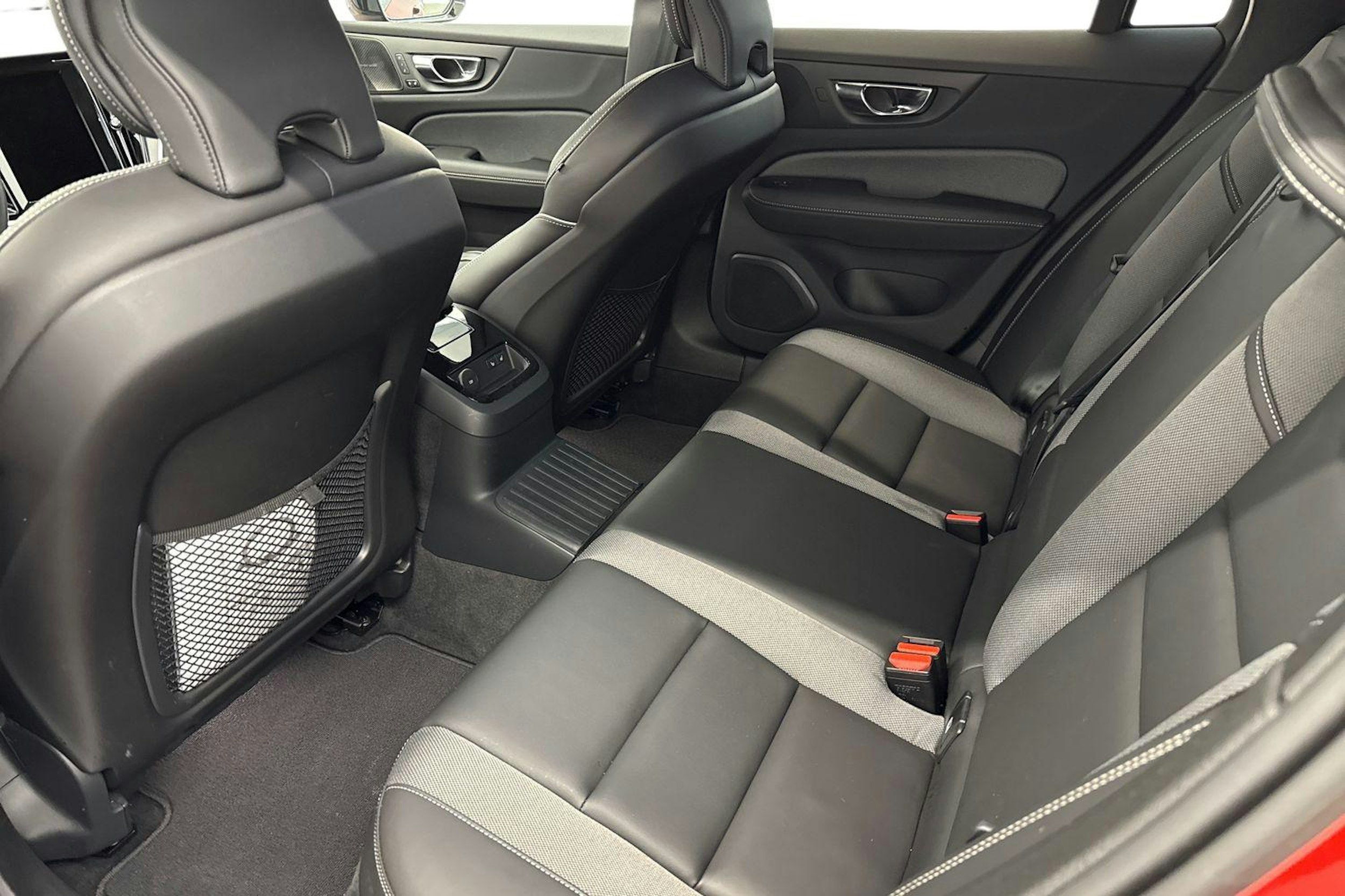 punainen Volvo V60 2023 kuva 10.