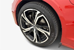punainen Volvo V60 2023 kuva 11.