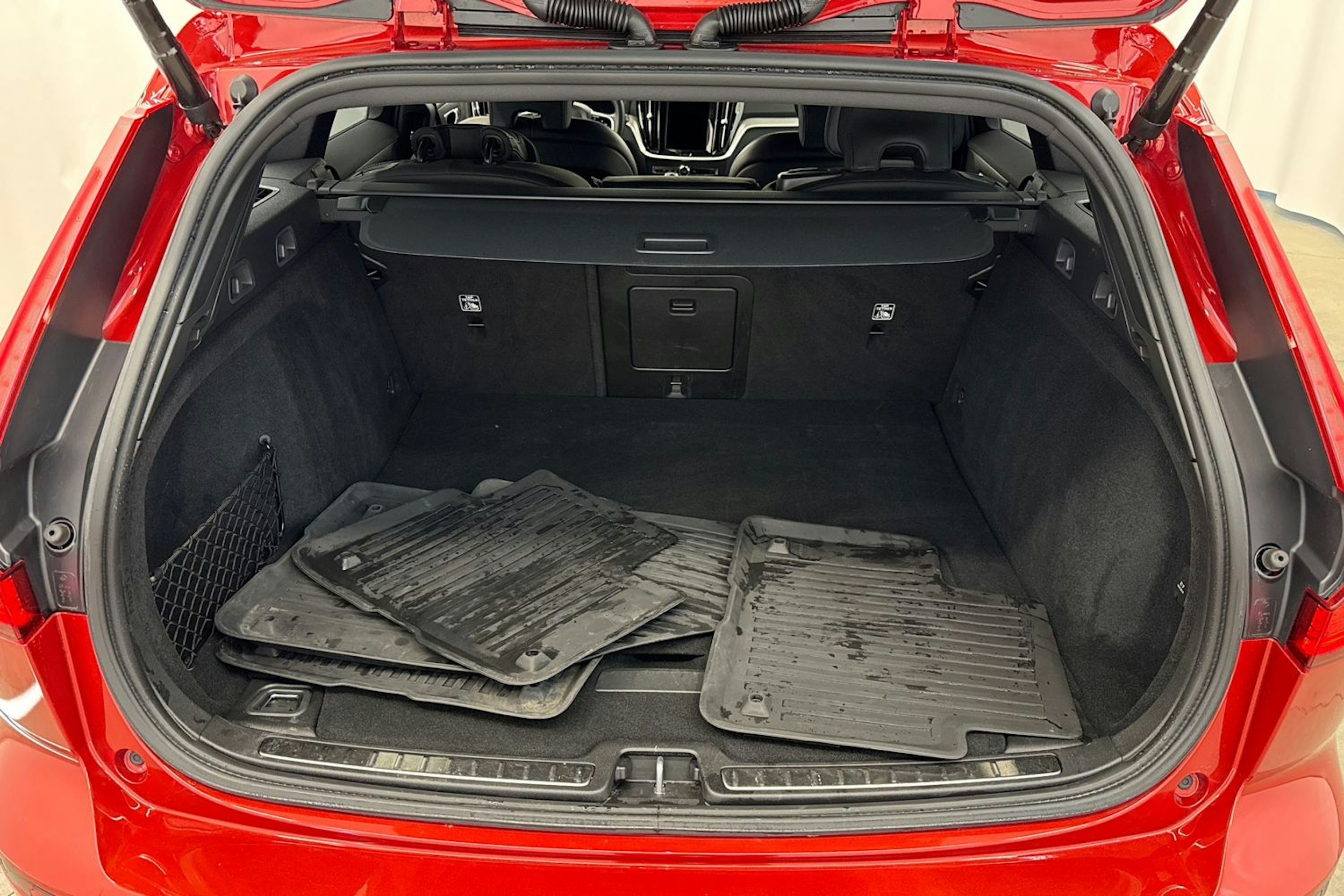 punainen Volvo V60 2023 kuva 14.
