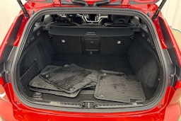 punainen Volvo V60 2023 kuva 14.
