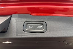 punainen Volvo V60 2023 kuva 15.