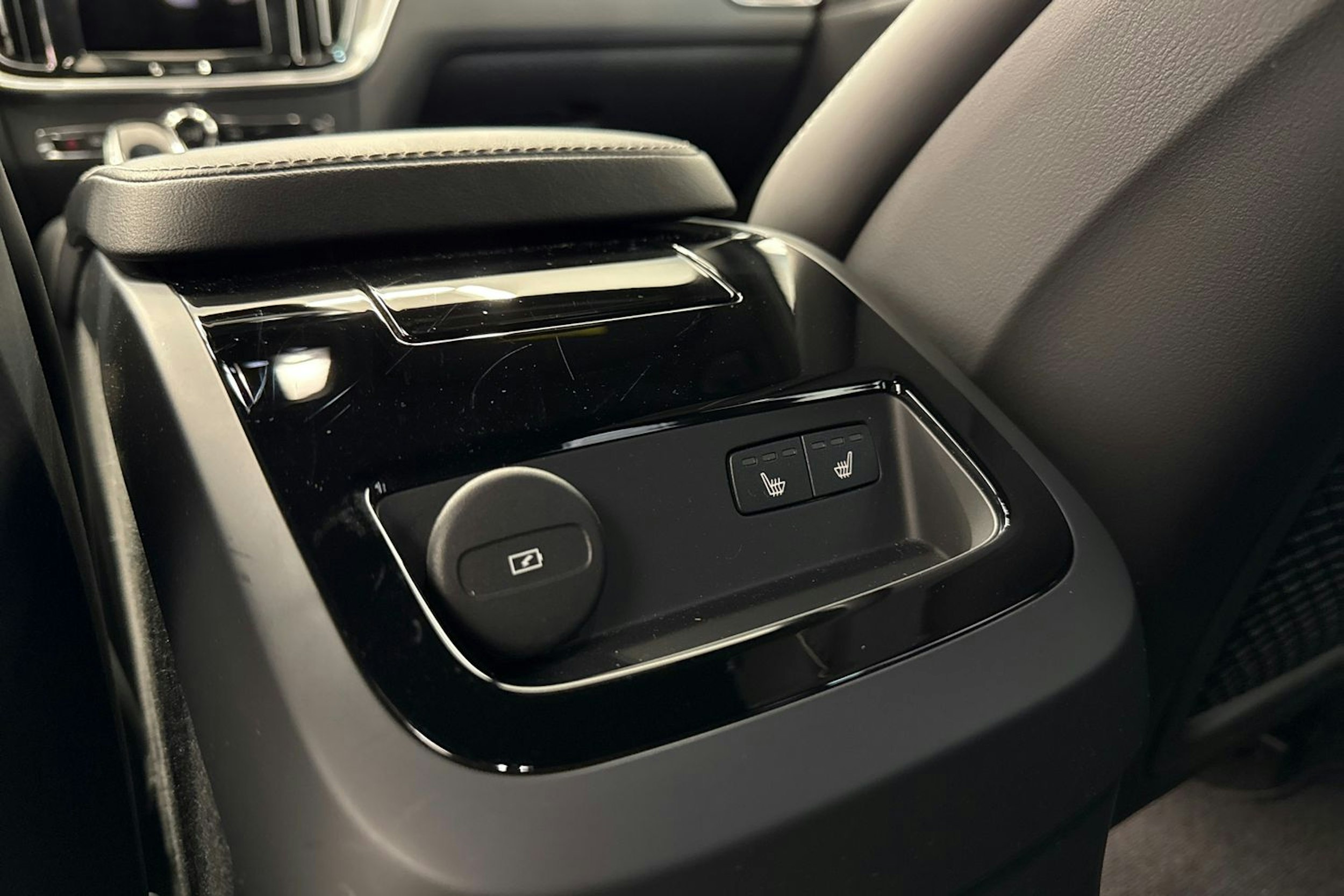 punainen Volvo V60 2023 kuva 16.